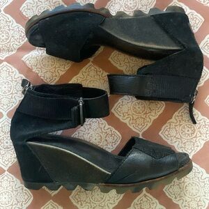 Sorel black zip up leather wedges heel size 7.5